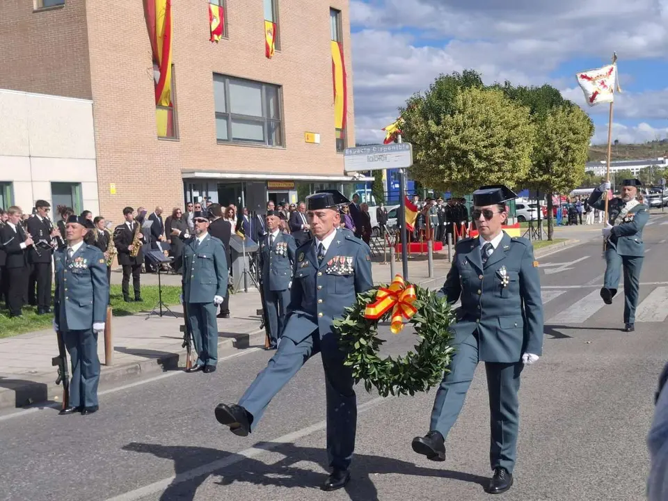 Autoridades y mandos de la Guardia Civil durante el acto del Pilar en Ponferrada. | ICAL