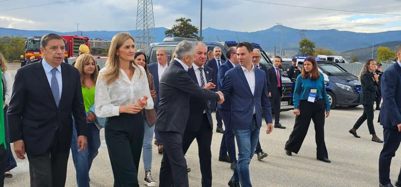 Los ministros Planas, Aagesen y Marlaska, con Cend&oacute;n a su llegada al Bierzo este lunes.