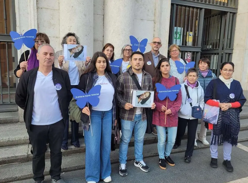 Concentraci&oacute;n junto a los juzgados de Valladolid para exigir justicia para Teresa Rodr&iacute;guez Llamazares. Su asesinato se est&aacute; juzgando en Bruselas.