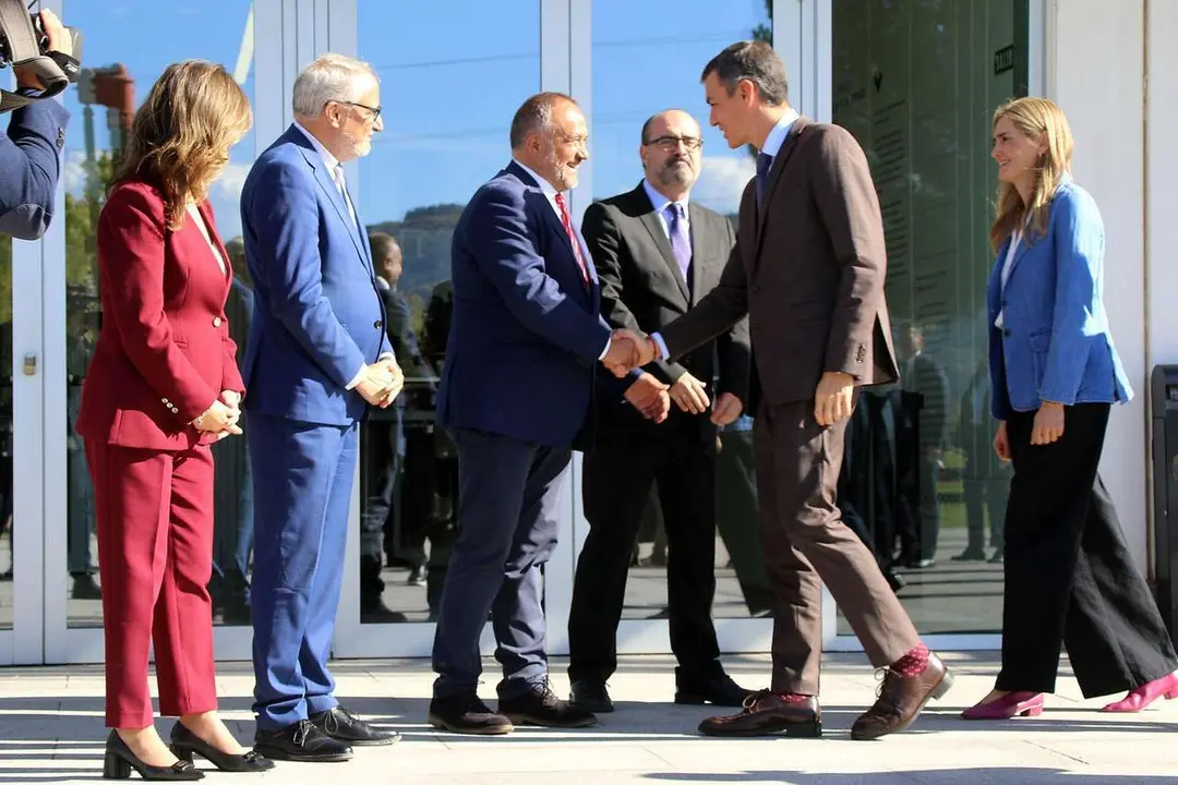 El presidente del Gobierno, Pedro S&aacute;nchez, participa en Ponferrada en la segunda jornada de la Convenci&oacute;n por un Pacto de Estado frente a la Emergencia Clim&aacute;tica, acompa&ntilde;ado por la vicepresidenta Sara Aagesen y el delegado del Gobierno, Nicanor Sen. / Peio Garc&iacute;a. Ical.