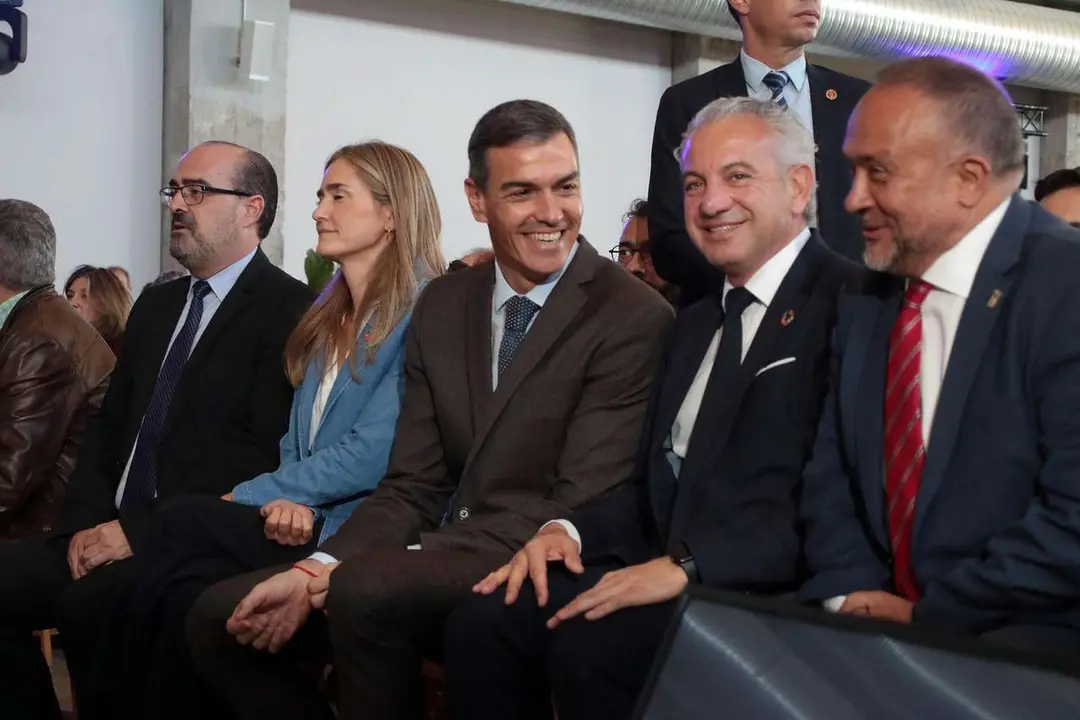 El presidente del Gobierno, Pedro S&aacute;nchez, participa en Ponferrada en la segunda jornada de la Convenci&oacute;n por un Pacto de Estado frente a la Emergencia Clim&aacute;tica, acompa&ntilde;ado por la vicepresidenta Sara Aagesen y el delegado del Gobierno, Nicanor Sen. / Peio Garc&iacute;a. Ical.