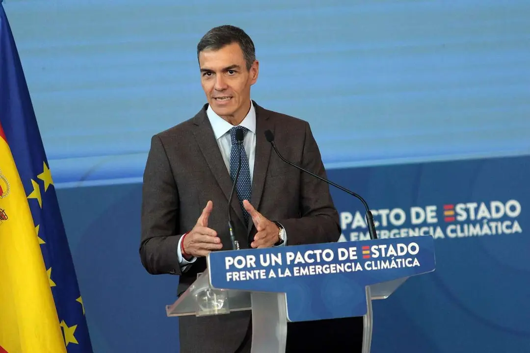 El presidente del Gobierno, Pedro S&aacute;nchez, participa en Ponferrada en la segunda jornada de la Convenci&oacute;n por un Pacto de Estado frente a la Emergencia Clim&aacute;tica, acompa&ntilde;ado por la vicepresidenta Sara Aagesen y el delegado del Gobierno, Nicanor Sen. / Peio Garc&iacute;a. Ical.
