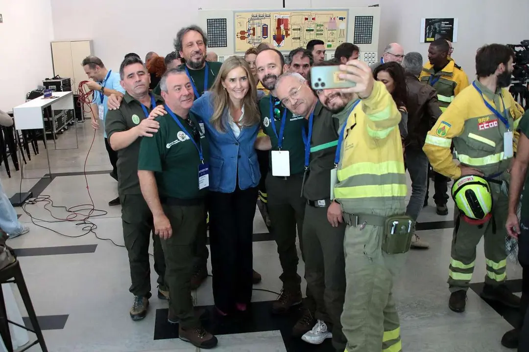 La vicepresidenta Sara Aagesen y el delegado del Gobierno, Nicanor Sen, se re&uacute;nen con brigadistas BRIF en la segunda jornada de la Convenci&oacute;n por un Pacto de Estado frente a la Emergencia Clim&aacute;tica. / Peio Garc&iacute;a. Ical. 