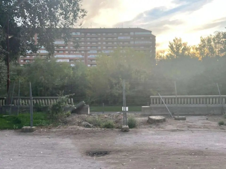 Estado del paseo del Bernesga en el margen derecho, con zonas valladas y deterioro visible.