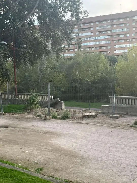 Estado del paseo del Bernesga en el margen derecho, con zonas valladas y deterioro visible.