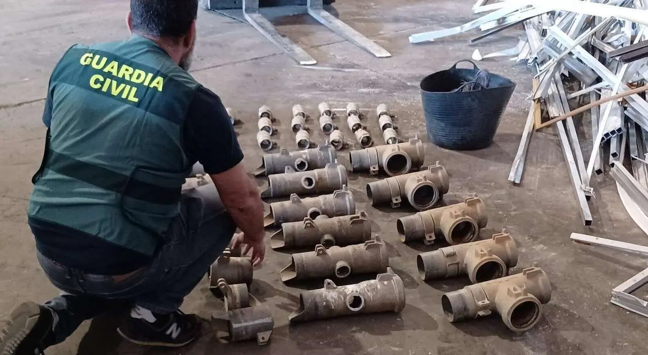 Material de riego recuperado durante la operaci&oacute;n &ldquo;Kruzcalo&rdquo;. / Guardia Civil