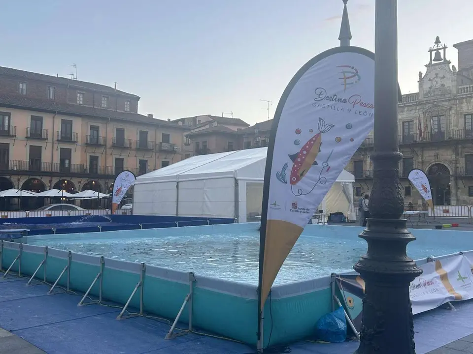 La Feria Destino Pesca instala unas piscinas en la Plaza Mayor de Le&oacute;n. 