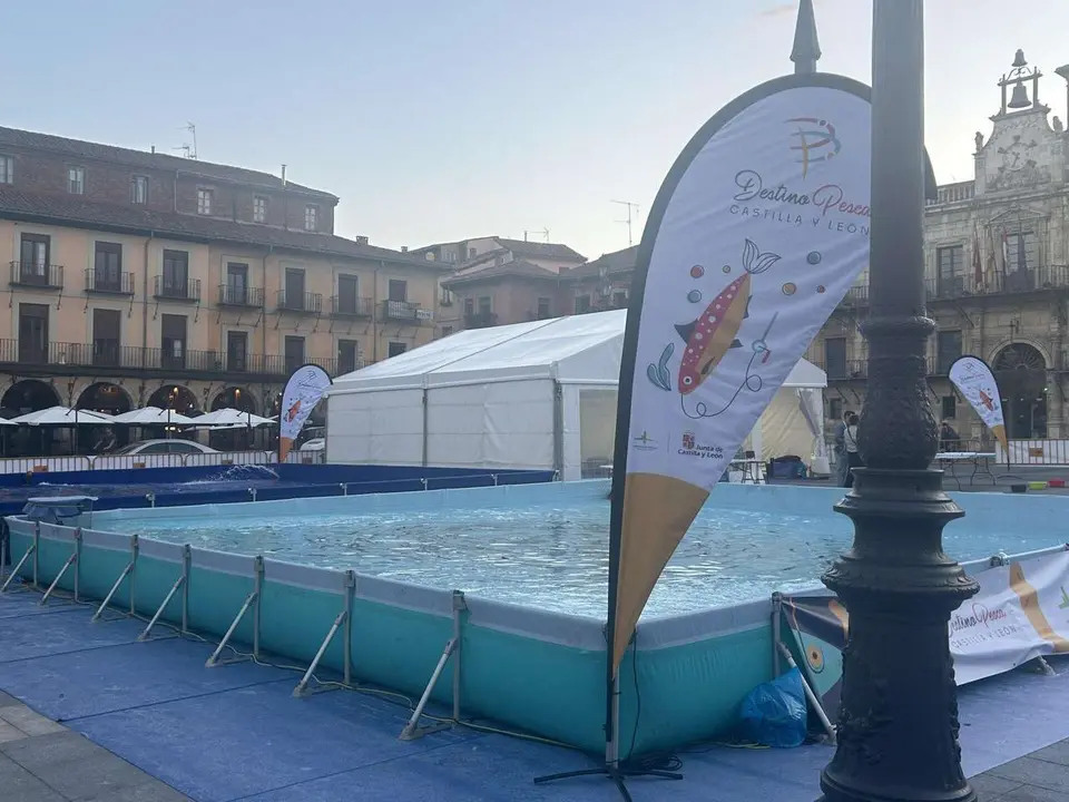 La Feria Destino Pesca instala unas piscinas en la Plaza Mayor de Le&oacute;n. 