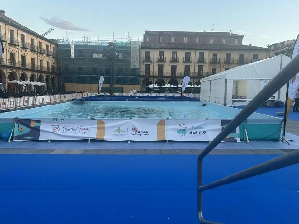 La Feria Destino Pesca instala unas piscinas en la Plaza Mayor de Le&oacute;n. 