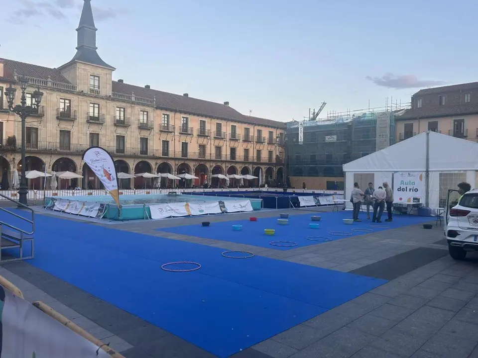 La Feria Destino Pesca instala unas piscinas en la Plaza Mayor de Le&oacute;n. 