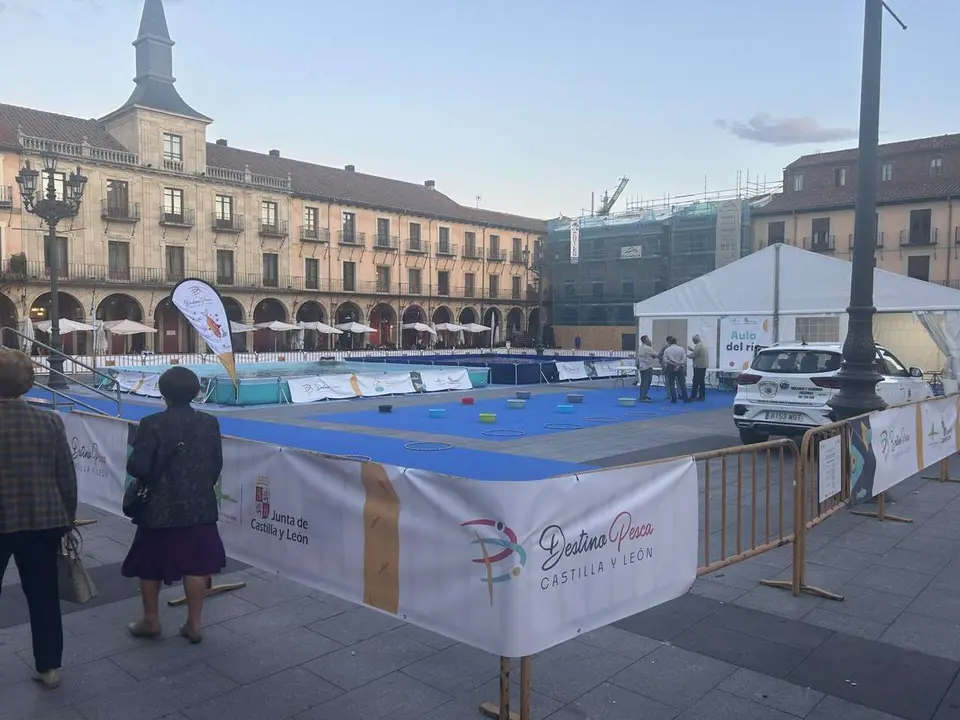 La Feria Destino Pesca instala unas piscinas en la Plaza Mayor de Le&oacute;n. 