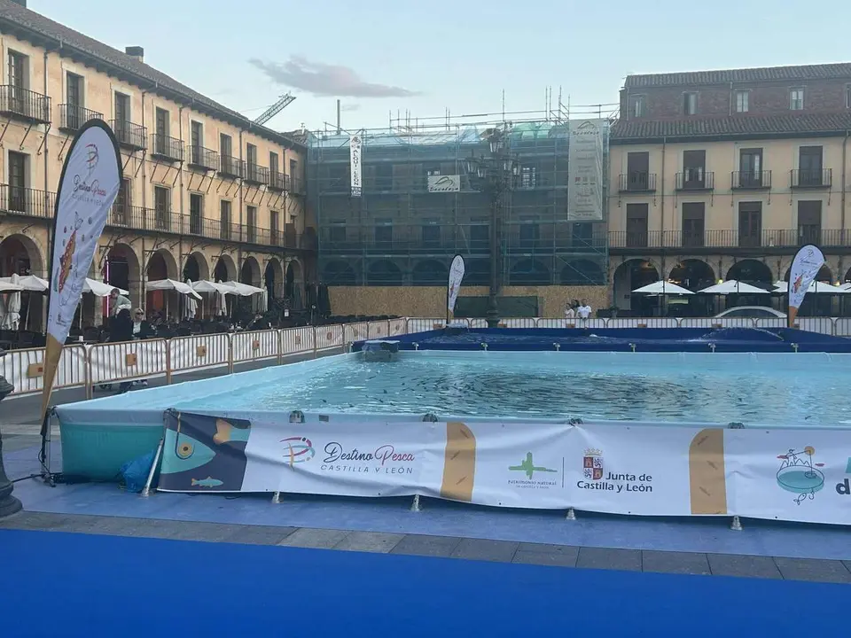 La Feria Destino Pesca instala unas piscinas en la Plaza Mayor de Le&oacute;n. 