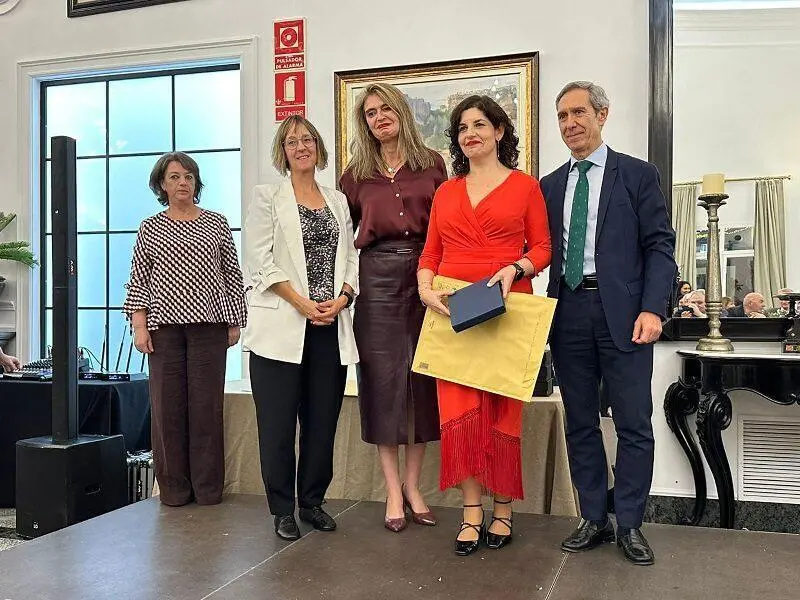 La doctora Mar&iacute;a Ballesteros (segunda por la derecha), jefa de Endocrinolog&iacute;a del Hospital de Le&oacute;n, Medalla de la Fundaci&oacute;n Seen.