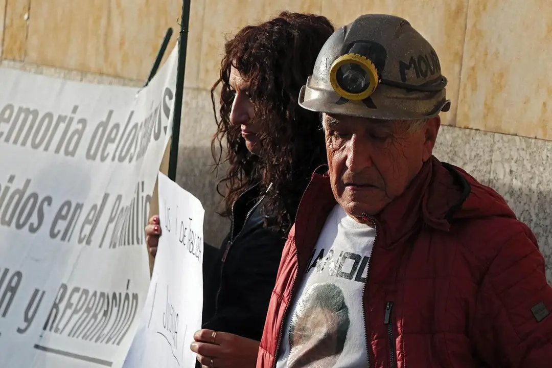Familiares de los seis mineros muertos en el Pozo Emilio, ante los Juzgados de Le&oacute;n. | PEIO GARC&Iacute;A / ICAL