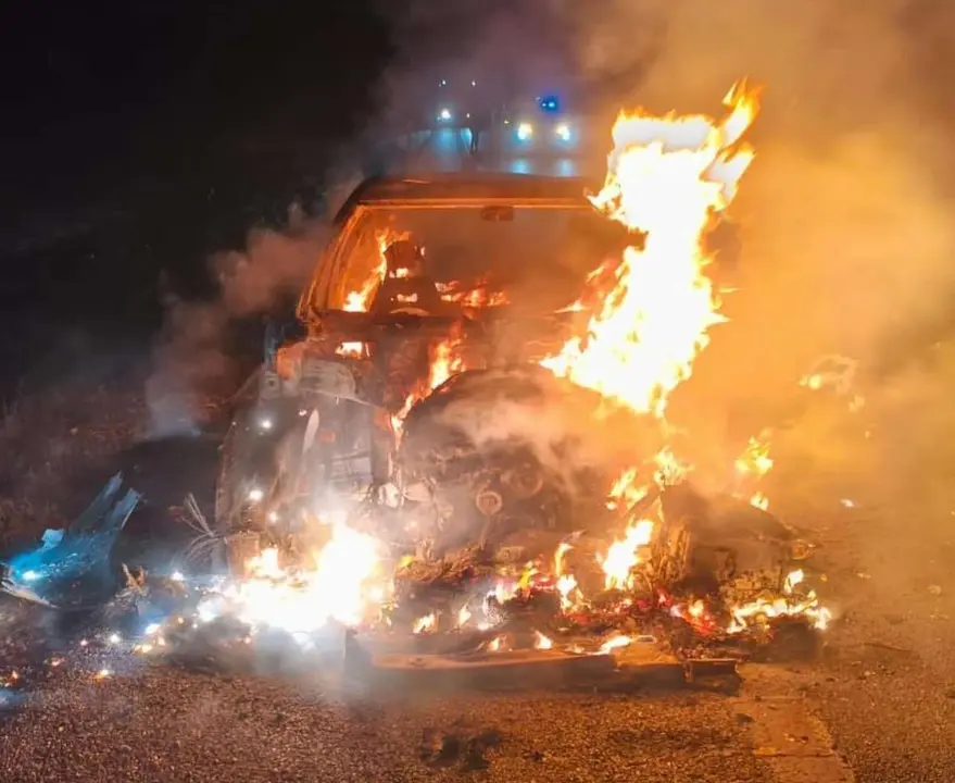 En este estado qued&oacute; el veh&iacute;culo incendiado anoche.