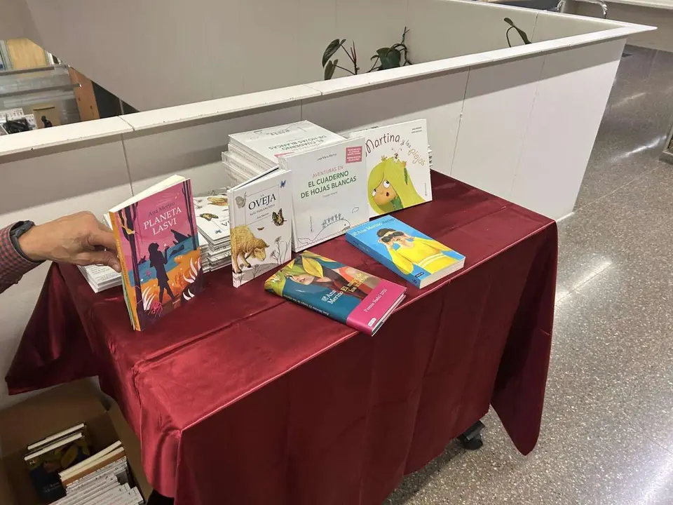 Jos&eacute; Mar&iacute;a y Ana Merino durante el encuentro literario &ldquo;Dos miradas creativas&rdquo;. Le&oacute;n 24 horas.