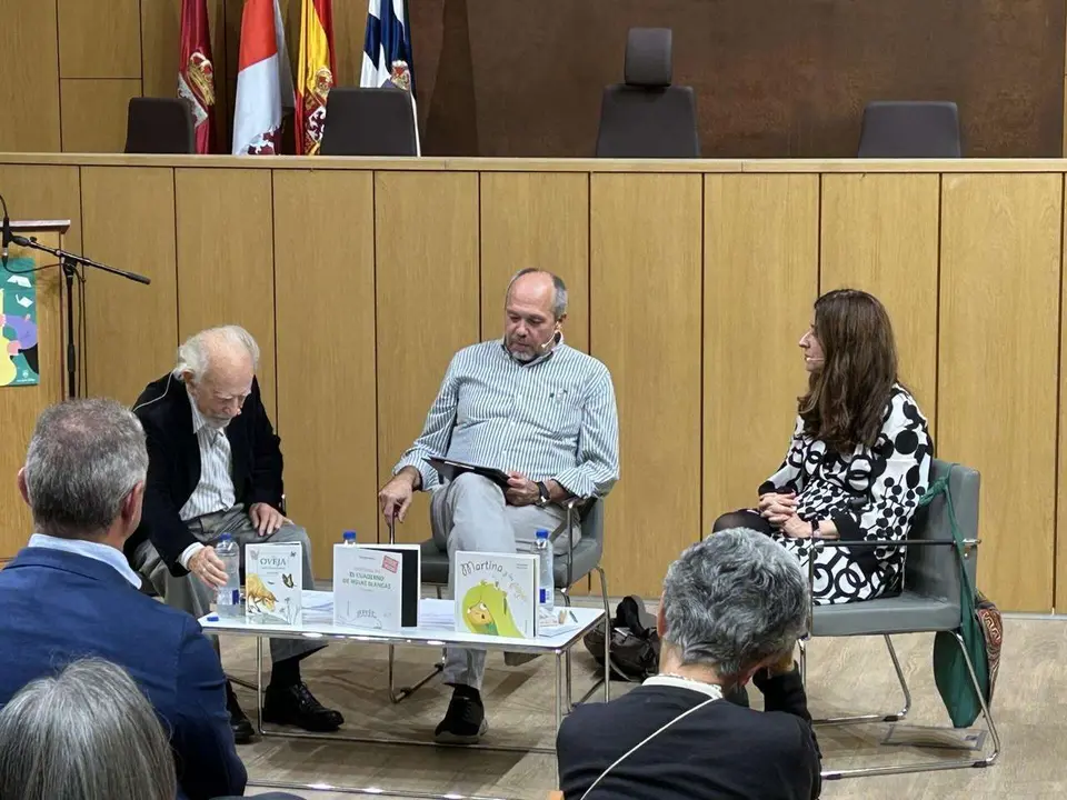 Jos&eacute; Mar&iacute;a y Ana Merino durante el encuentro literario &ldquo;Dos miradas creativas&rdquo;. Le&oacute;n 24 horas.