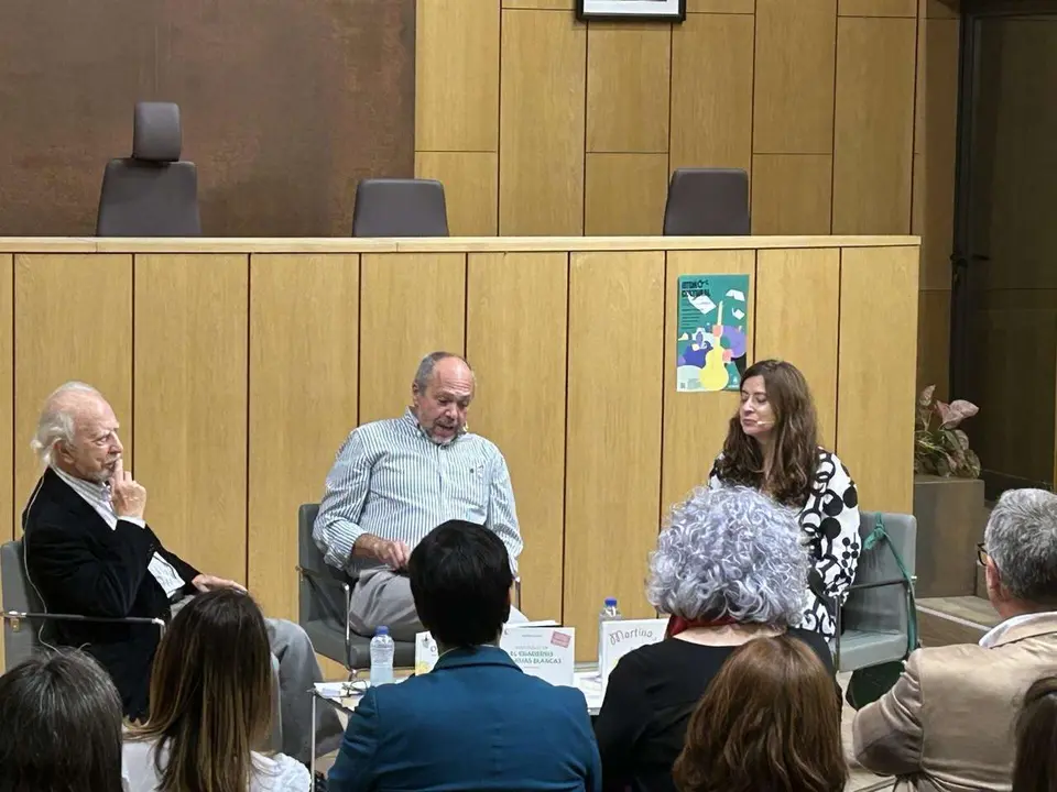 Jos&eacute; Mar&iacute;a y Ana Merino durante el encuentro literario &ldquo;Dos miradas creativas&rdquo;. Le&oacute;n 24 horas.