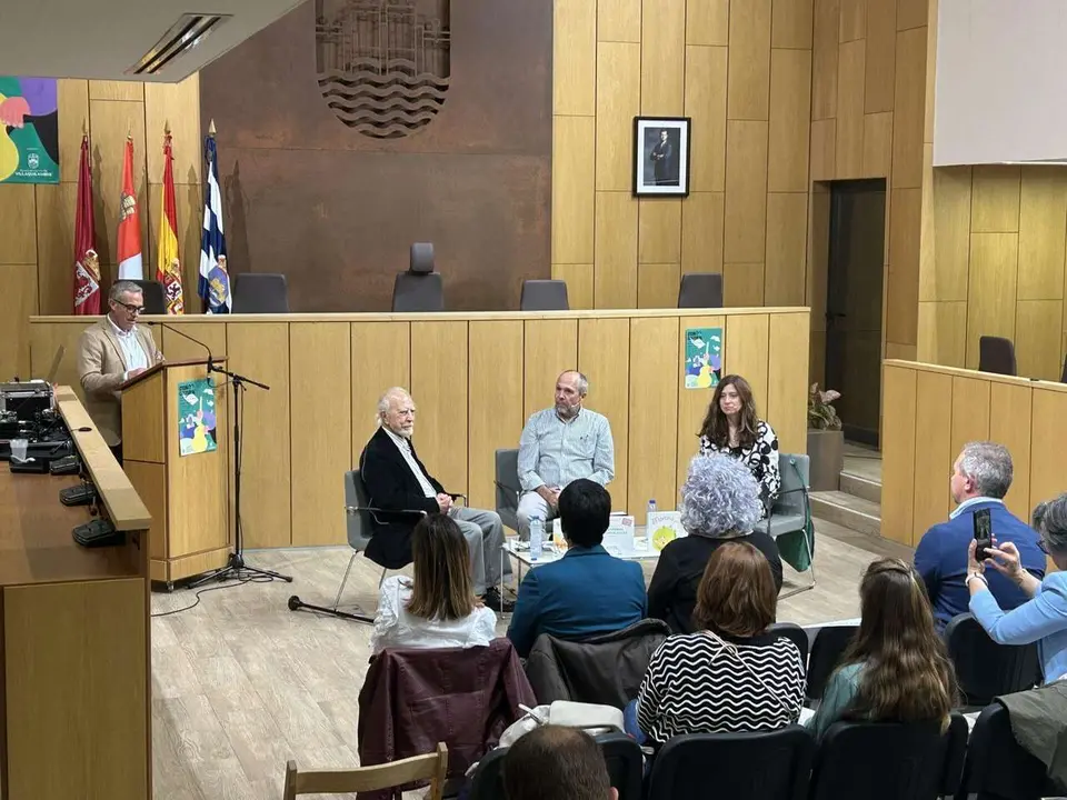 Jos&eacute; Mar&iacute;a y Ana Merino durante el encuentro literario &ldquo;Dos miradas creativas&rdquo;. Le&oacute;n 24 horas.
