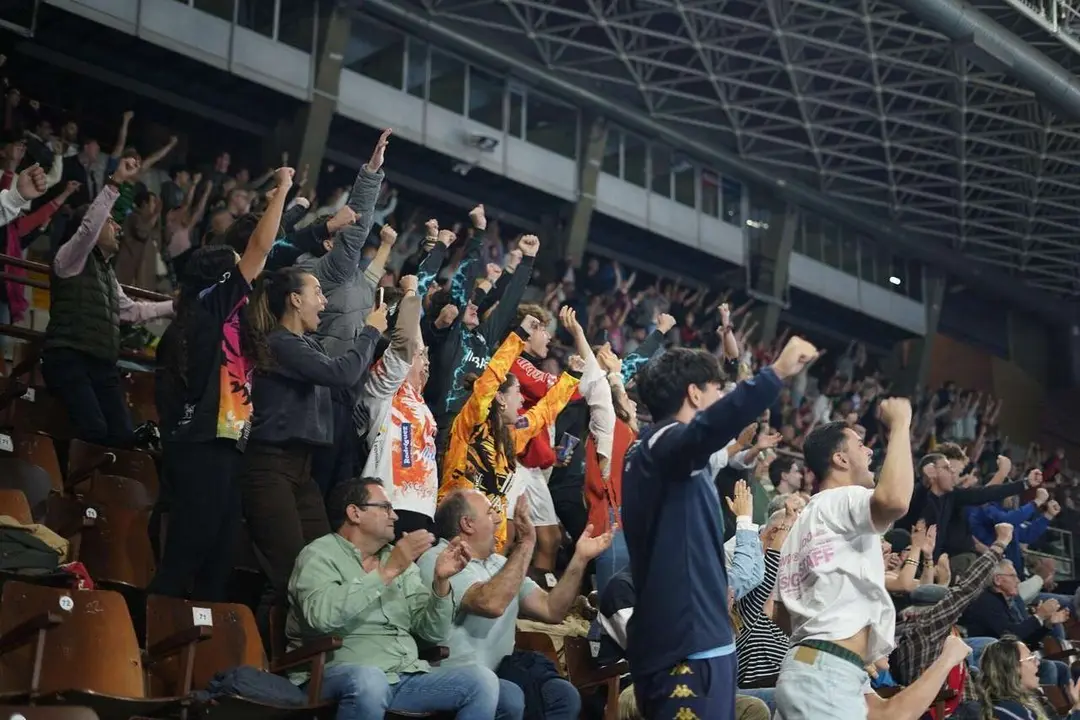 El Palacio celebra el empate del Ademar ante el Nexe. |a.mproducciones