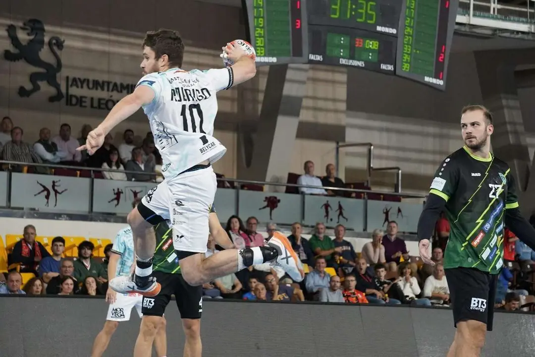 El Palacio celebra el empate del Ademar ante el Nexe. |a.mproducciones