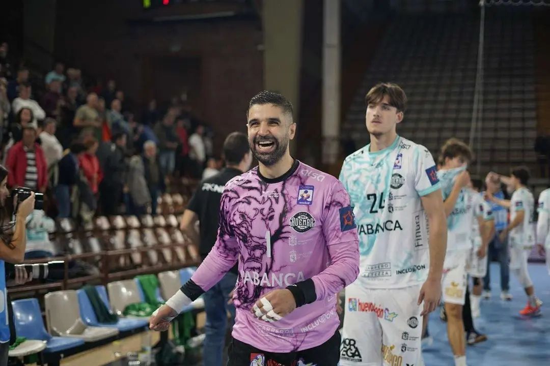 El Palacio celebra el empate del Ademar ante el Nexe. |a.mproducciones