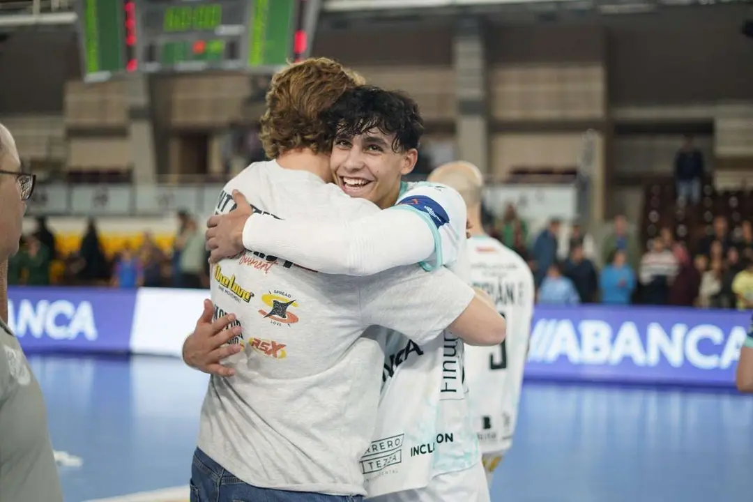 El Palacio celebra el empate del Ademar ante el Nexe. |a.mproducciones