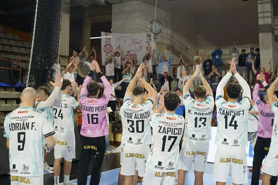 El Palacio celebra el empate del Ademar ante el Nexe. |a.mproducciones