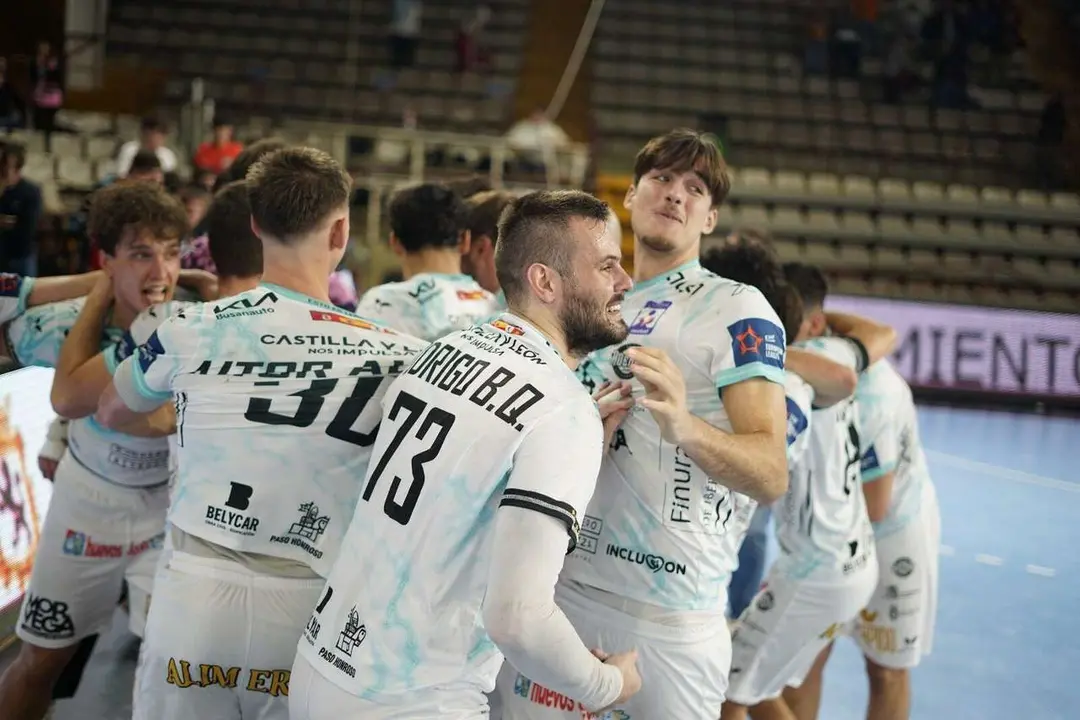 El Palacio celebra el empate del Ademar ante el Nexe. |a.mproducciones