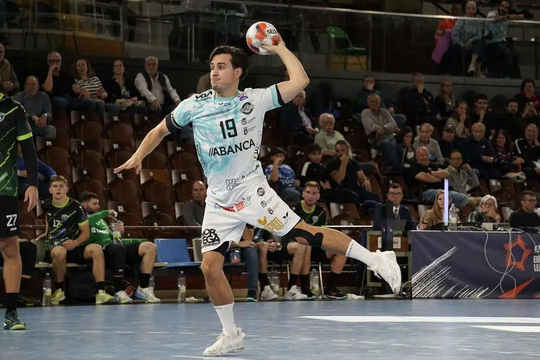 El Palacio celebra el empate del Ademar ante el Nexe. |a.mproducciones
