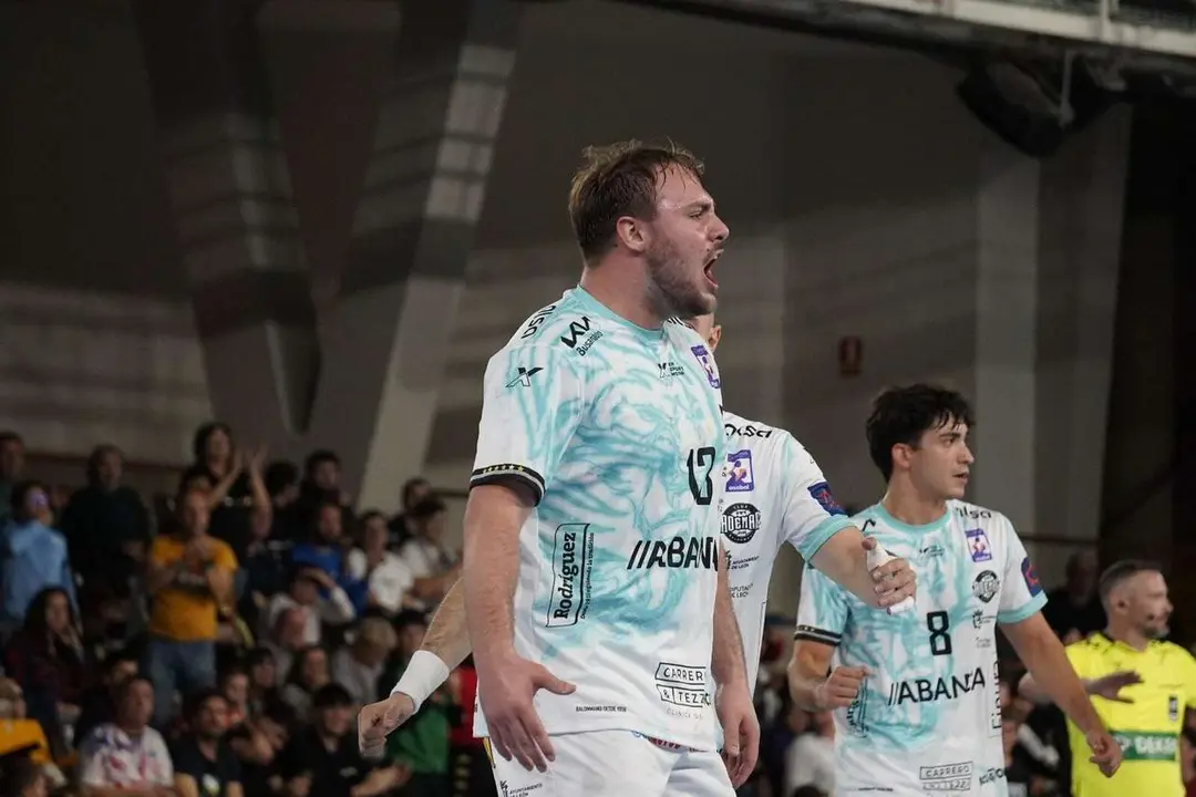 El Palacio celebra el empate del Ademar ante el Nexe. |a.mproducciones