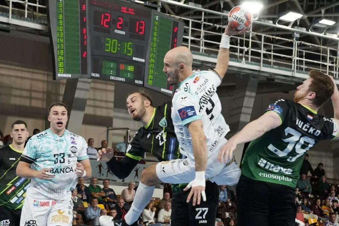 El Palacio celebra el empate del Ademar ante el Nexe. |a.mproducciones