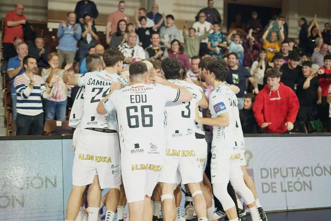 El Palacio celebra el empate del Ademar ante el Nexe. |a.mproducciones