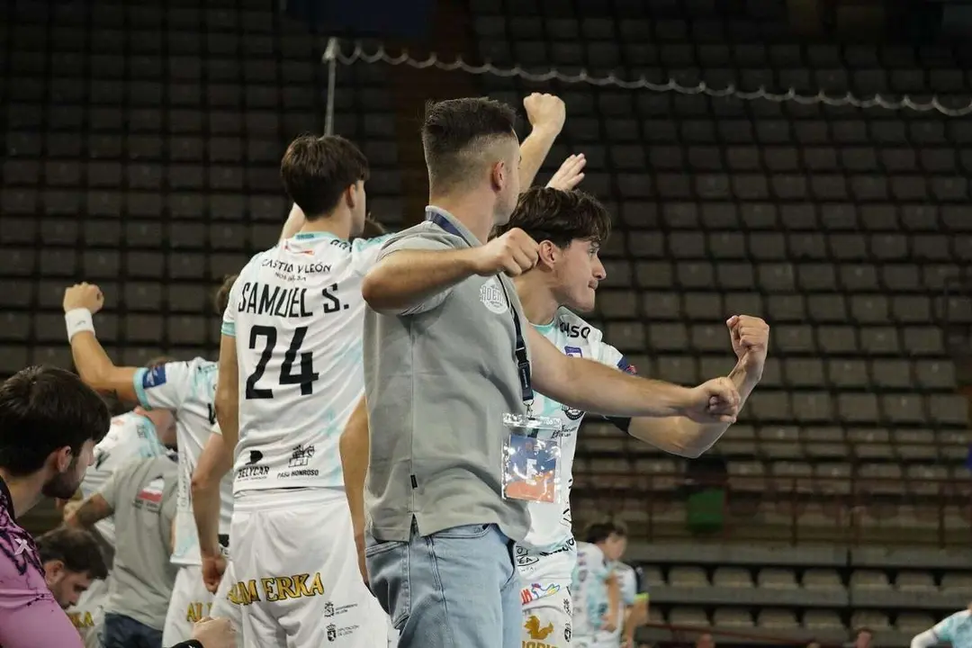 El Palacio celebra el empate del Ademar ante el Nexe. |a.mproducciones