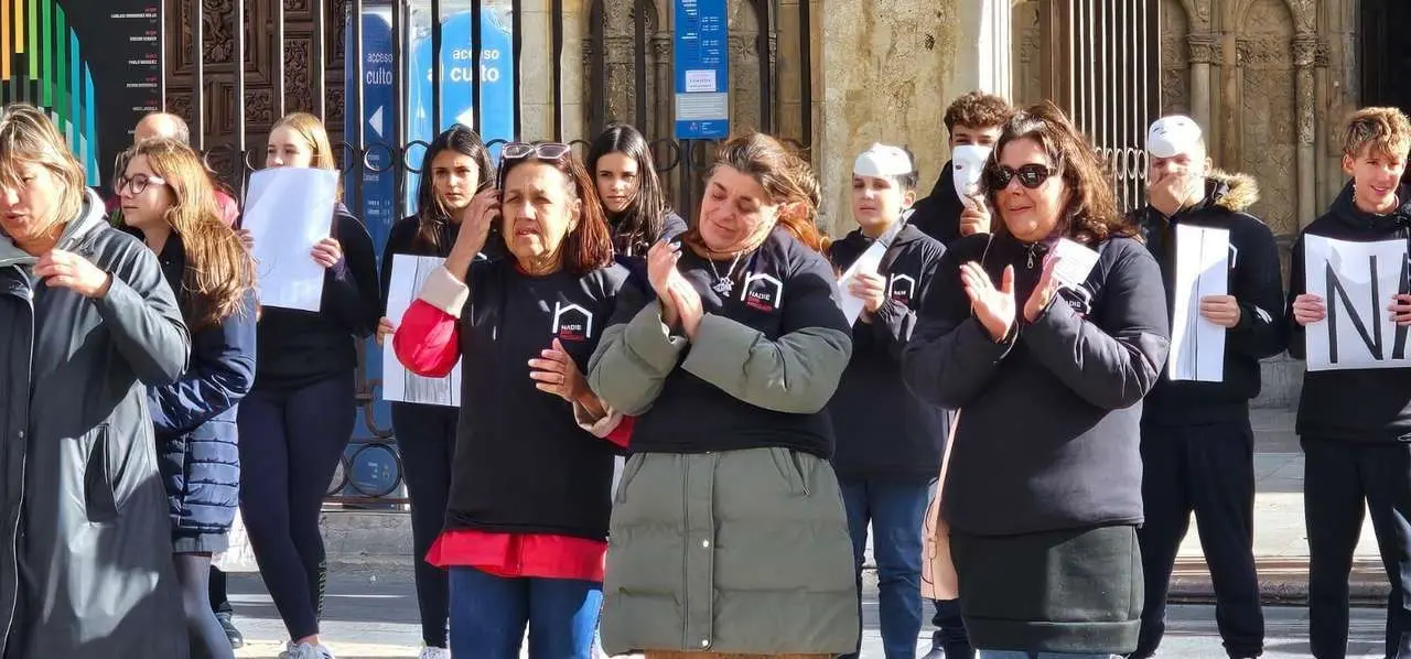 Participantes durante el acto de calle de C&aacute;ritas Le&oacute;n por la campa&ntilde;a &ldquo;Nadie Sin Hogar 2025&rdquo; frente a la Catedral. Foto: Le&oacute;n 24 Horas.
