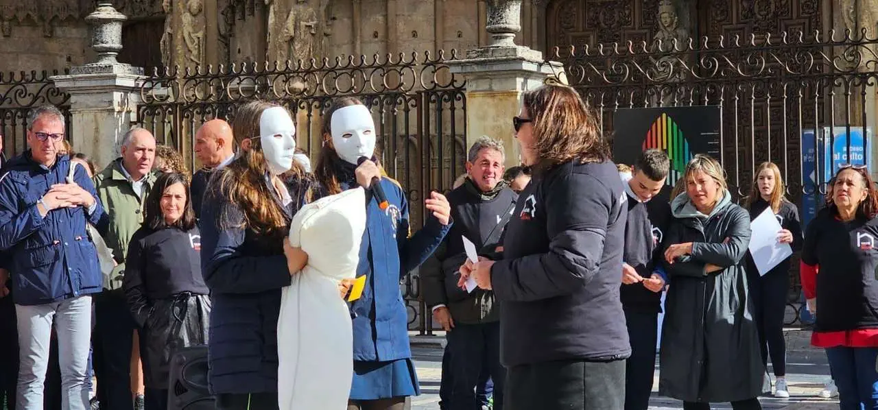 Participantes durante el acto de calle de C&aacute;ritas Le&oacute;n por la campa&ntilde;a &ldquo;Nadie Sin Hogar 2025&rdquo; frente a la Catedral. Foto: Le&oacute;n 24 Horas.
