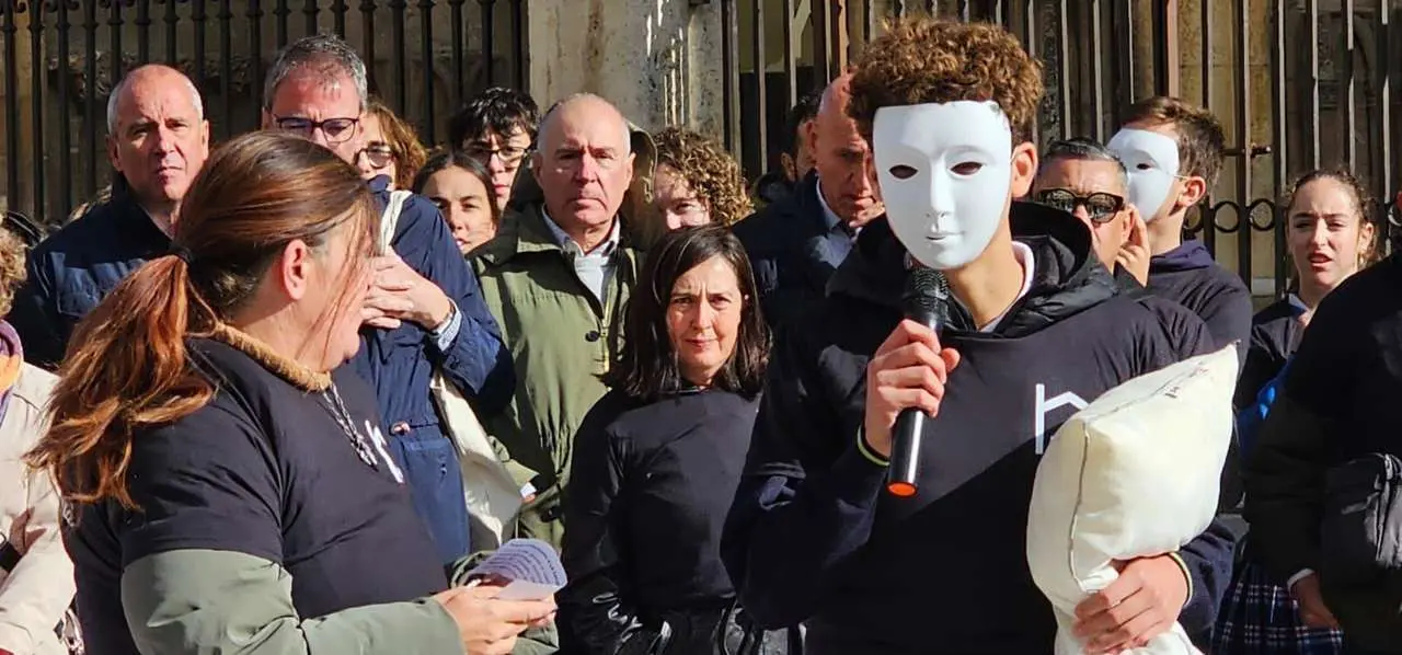 Participantes durante el acto de calle de C&aacute;ritas Le&oacute;n por la campa&ntilde;a &ldquo;Nadie Sin Hogar 2025&rdquo; frente a la Catedral. Foto: Le&oacute;n 24 Horas.