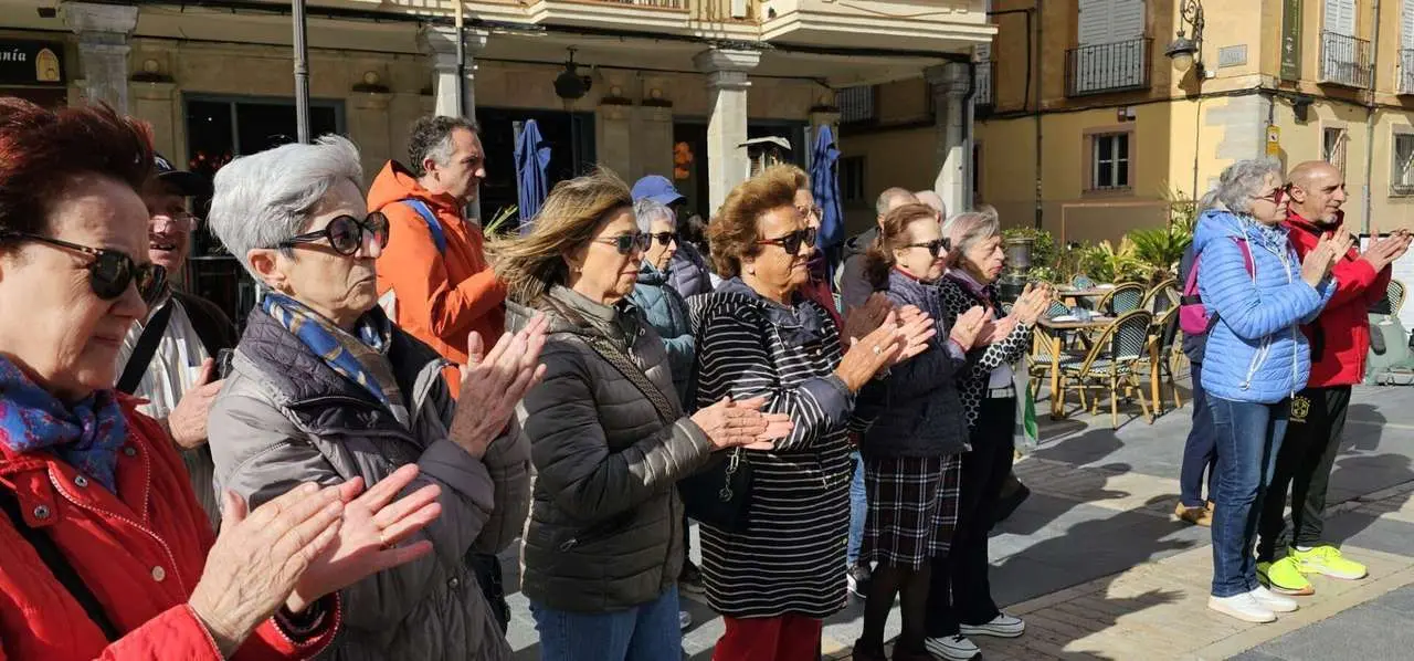 Participantes durante el acto de calle de C&aacute;ritas Le&oacute;n por la campa&ntilde;a &ldquo;Nadie Sin Hogar 2025&rdquo; frente a la Catedral. Foto: Le&oacute;n 24 Horas.