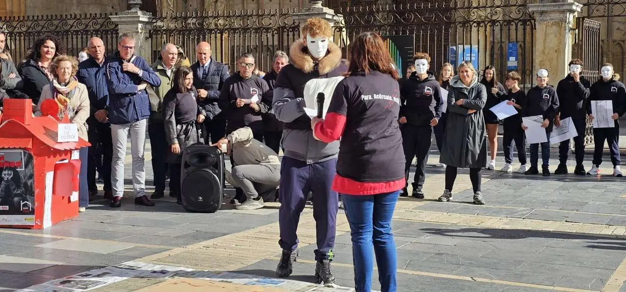 Participantes durante el acto de calle de C&aacute;ritas Le&oacute;n por la campa&ntilde;a &ldquo;Nadie Sin Hogar 2025&rdquo; frente a la Catedral. Foto: Le&oacute;n 24 Horas.