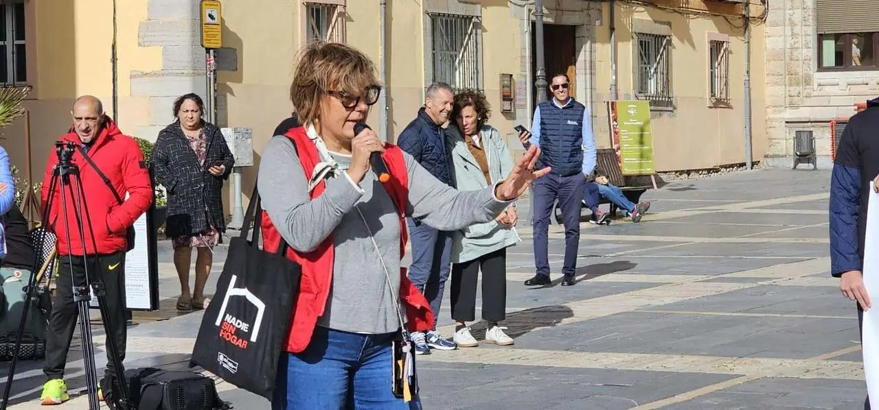 Participantes durante el acto de calle de C&aacute;ritas Le&oacute;n por la campa&ntilde;a &ldquo;Nadie Sin Hogar 2025&rdquo; frente a la Catedral. Foto: Le&oacute;n 24 Horas.