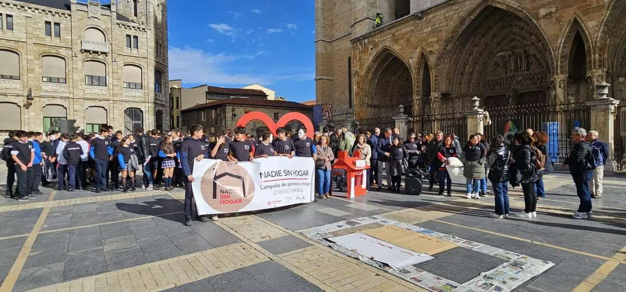Participantes durante el acto de calle de C&aacute;ritas Le&oacute;n por la campa&ntilde;a &ldquo;Nadie Sin Hogar 2025&rdquo; frente a la Catedral. Foto: Le&oacute;n 24 Horas.