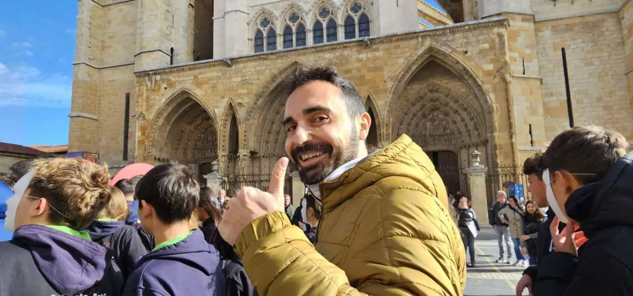 Participantes durante el acto de calle de C&aacute;ritas Le&oacute;n por la campa&ntilde;a &ldquo;Nadie Sin Hogar 2025&rdquo; frente a la Catedral. Foto: Le&oacute;n 24 Horas.