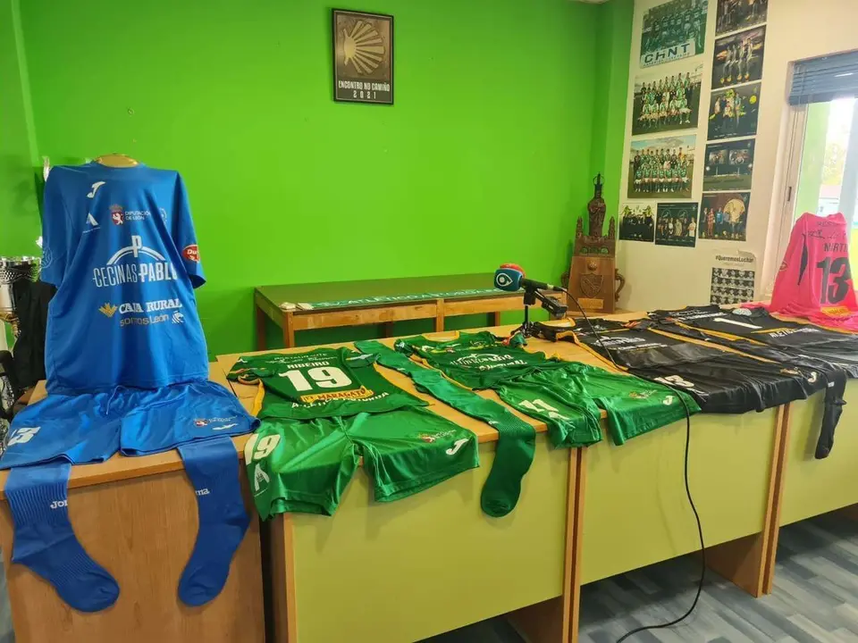 Equipaciones del Atl&eacute;tico Astorga para la temporada 2025-26.