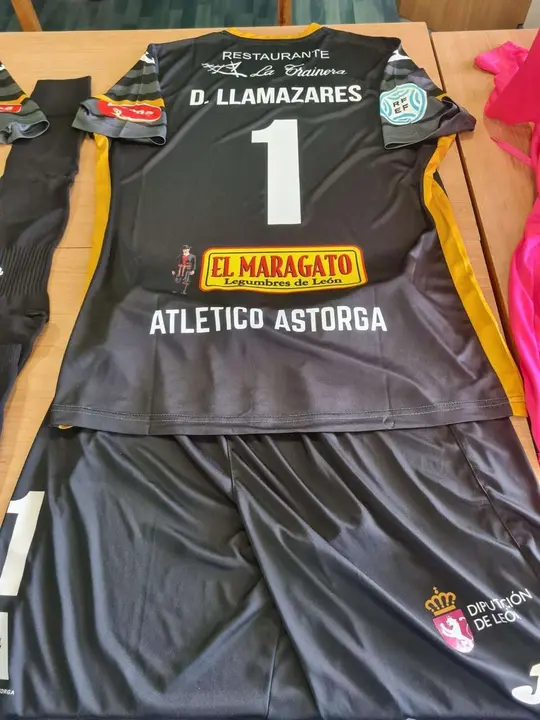 Equipaciones del Atl&eacute;tico Astorga para la temporada 2025-26.