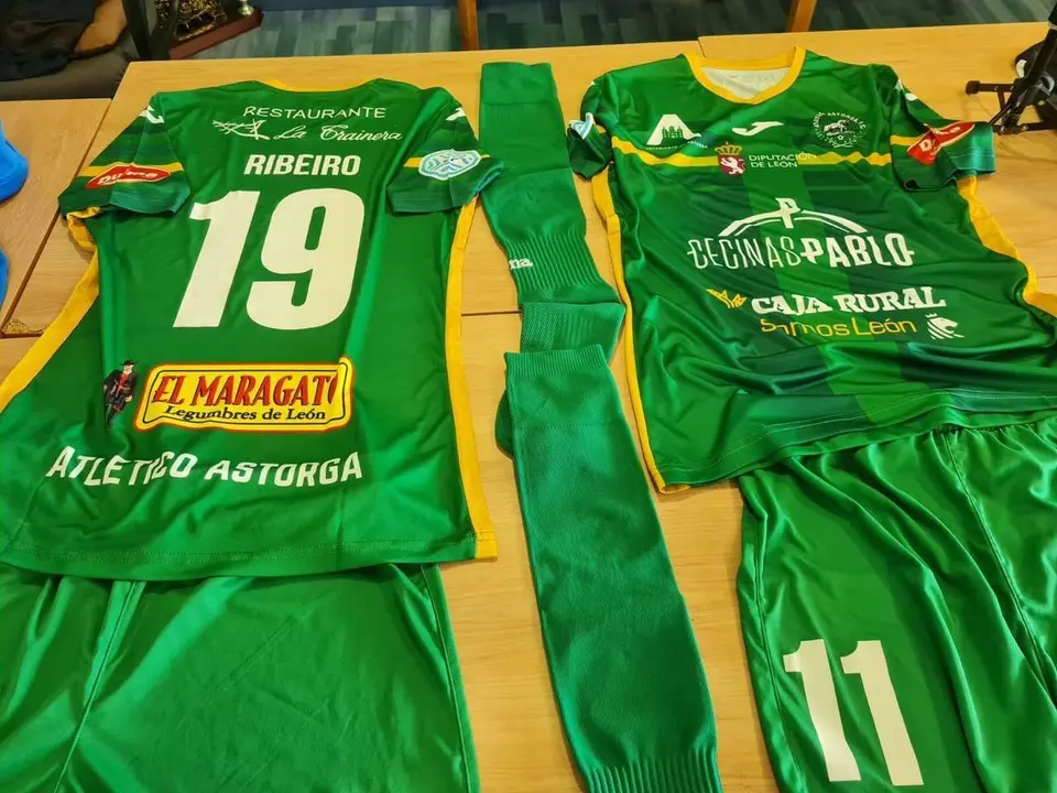 Equipaciones del Atl&eacute;tico Astorga para la temporada 2025-26.