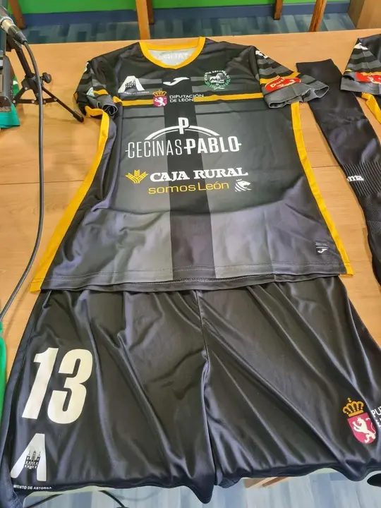 Equipaciones del Atl&eacute;tico Astorga para la temporada 2025-26.