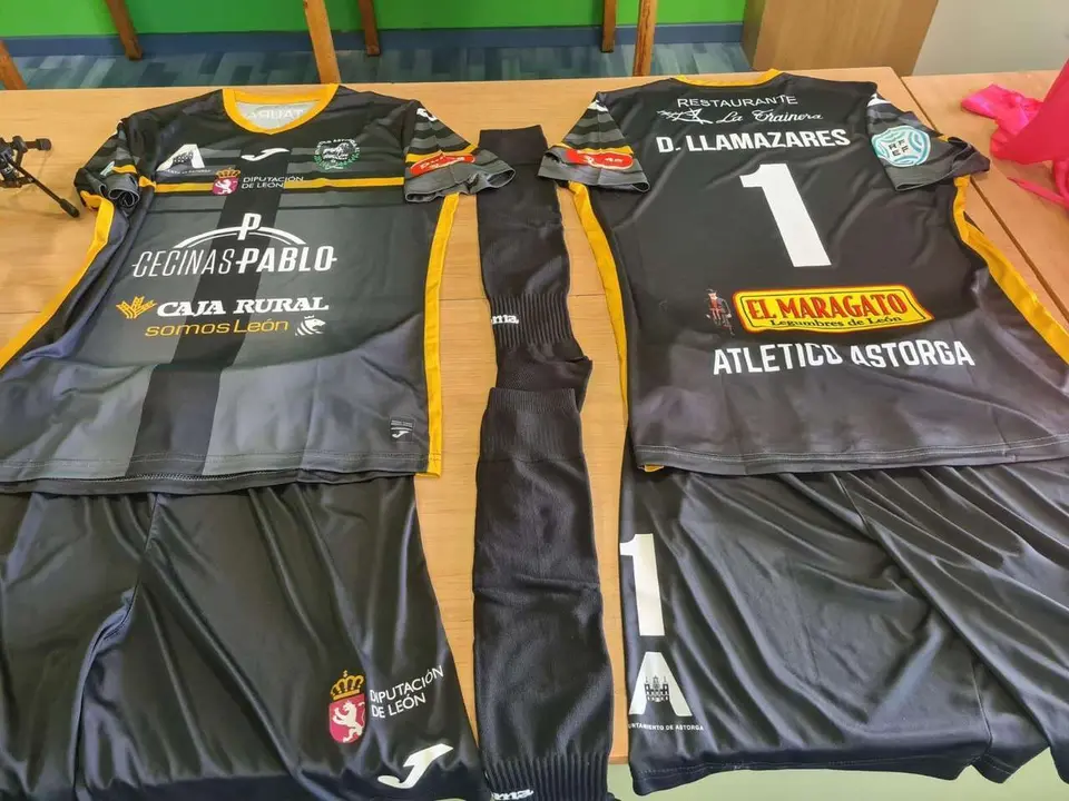 Equipaciones del Atl&eacute;tico Astorga para la temporada 2025-26.