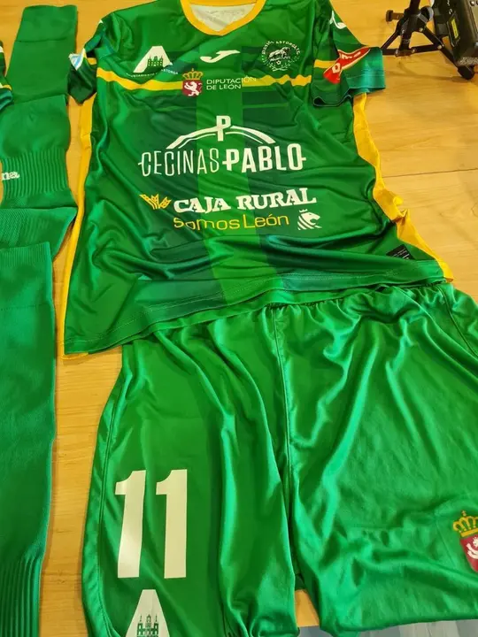 Equipaciones del Atl&eacute;tico Astorga para la temporada 2025-26.