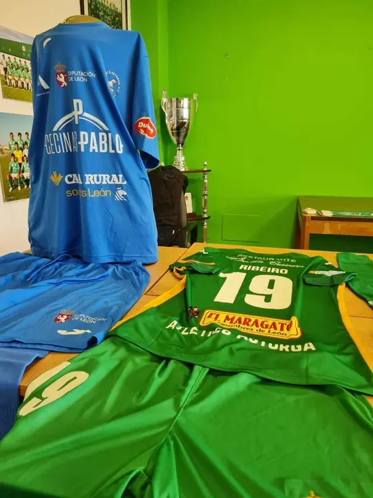 Equipaciones del Atl&eacute;tico Astorga para la temporada 2025-26.
