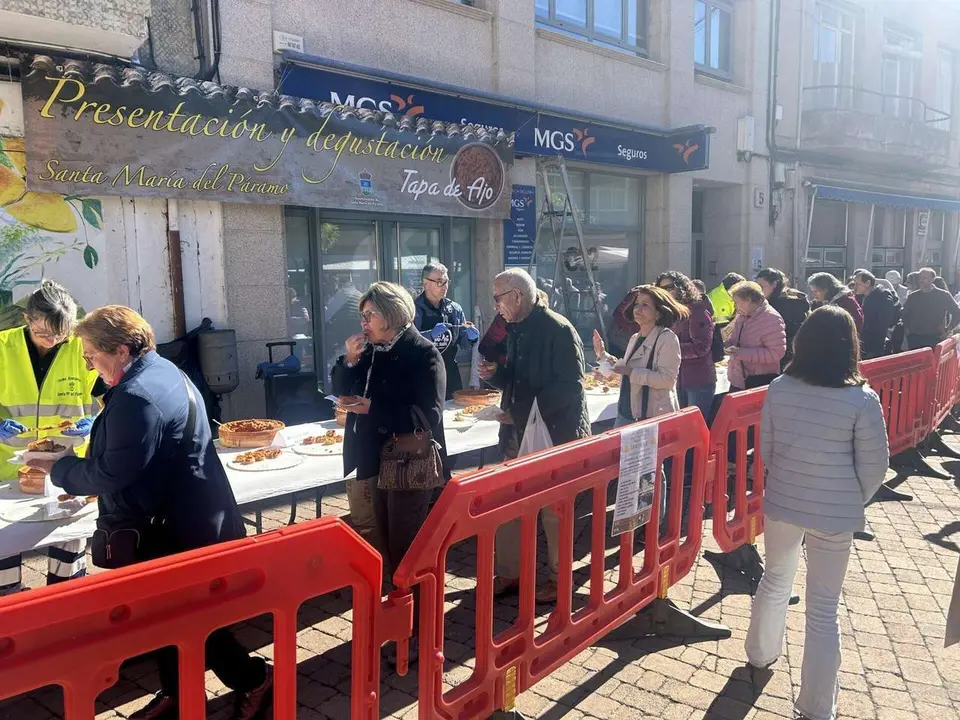 Degustaci&oacute;n de la Tapa de Ajo en la Plaza Mayor de Santa Mar&iacute;a del P&aacute;ramo durante las XIX Jornadas. Le&oacute;n 24 horas.